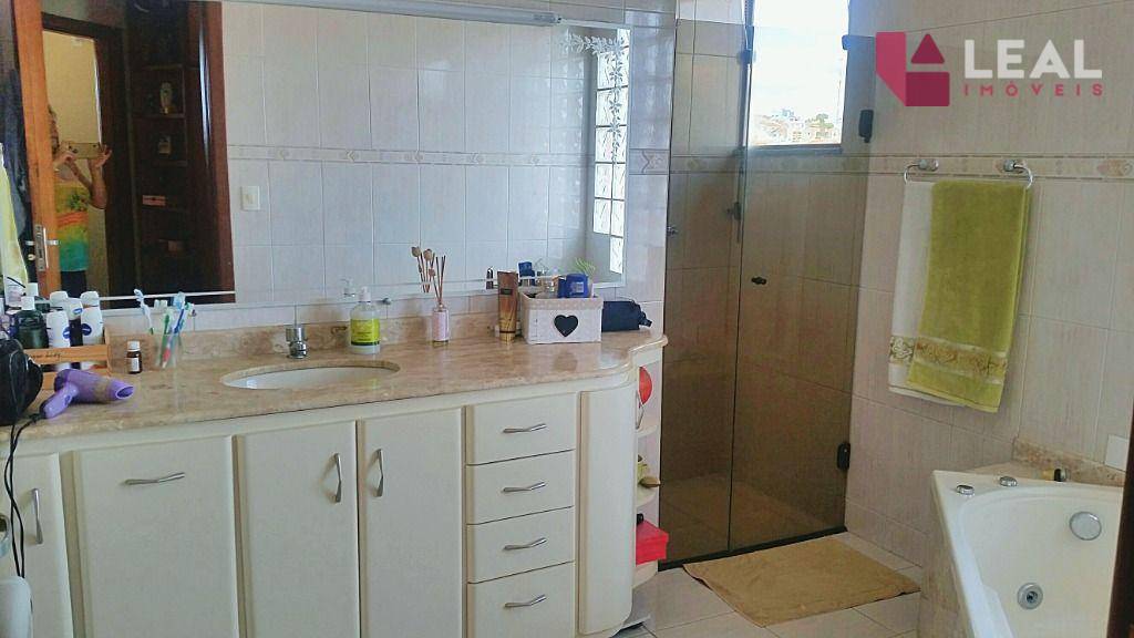 Casa à venda com 3 quartos, 240m² - Foto 18