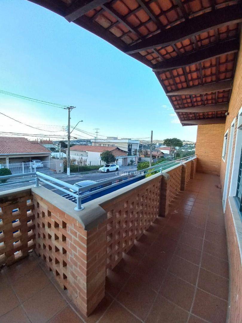 Casa à venda e aluguel com 3 quartos, 227m² - Foto 3