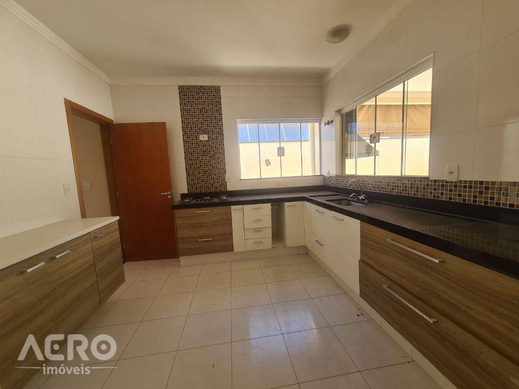 Casa à venda com 3 quartos, 230m² - Foto 14