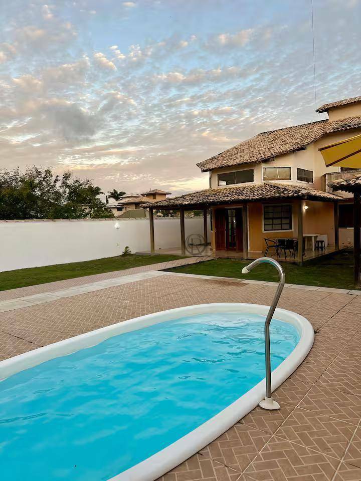 Casa de Condomínio à venda com 4 quartos, 210m² - Foto 1