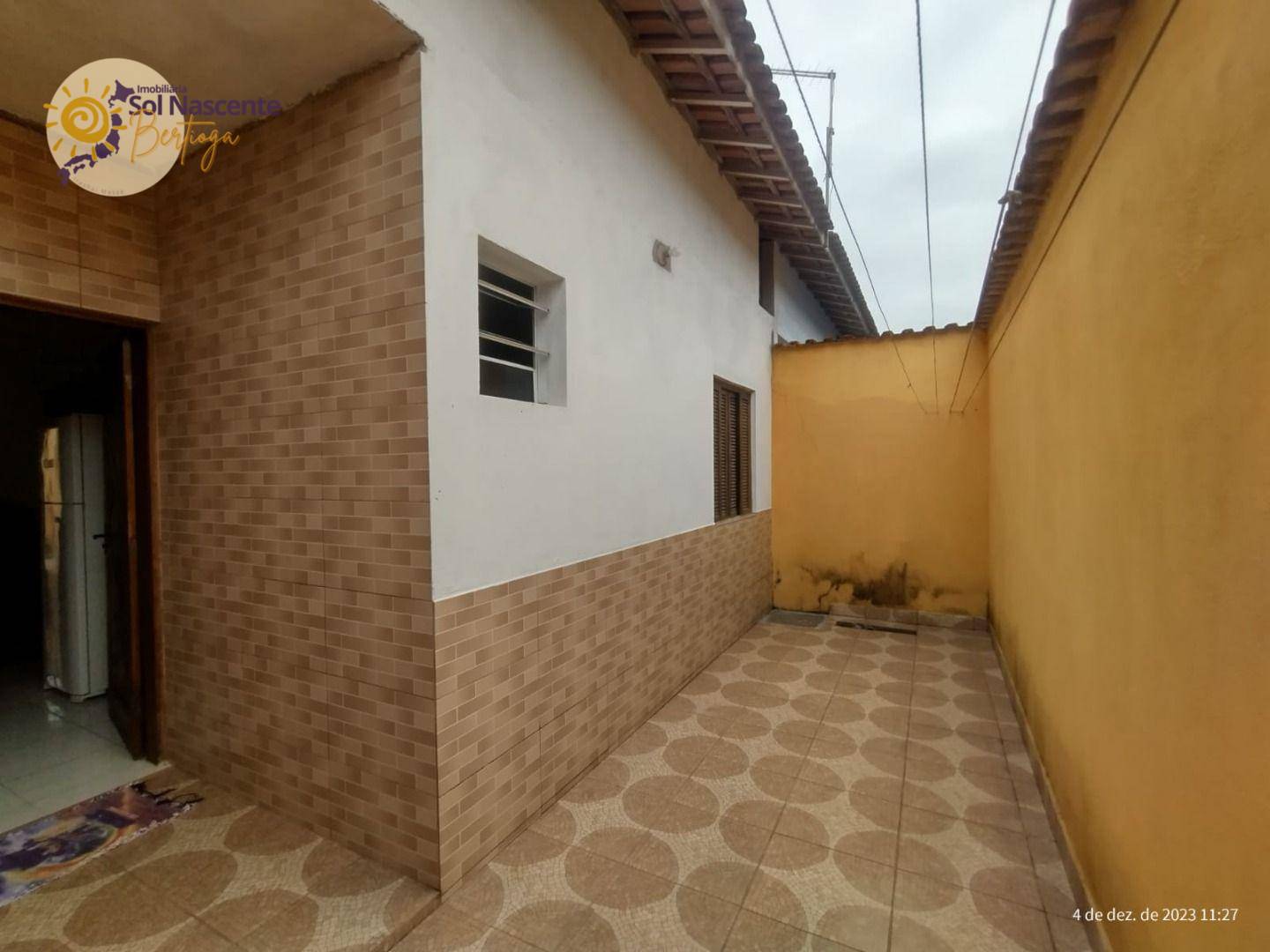 Casa à venda com 2 quartos, 70m² - Foto 2