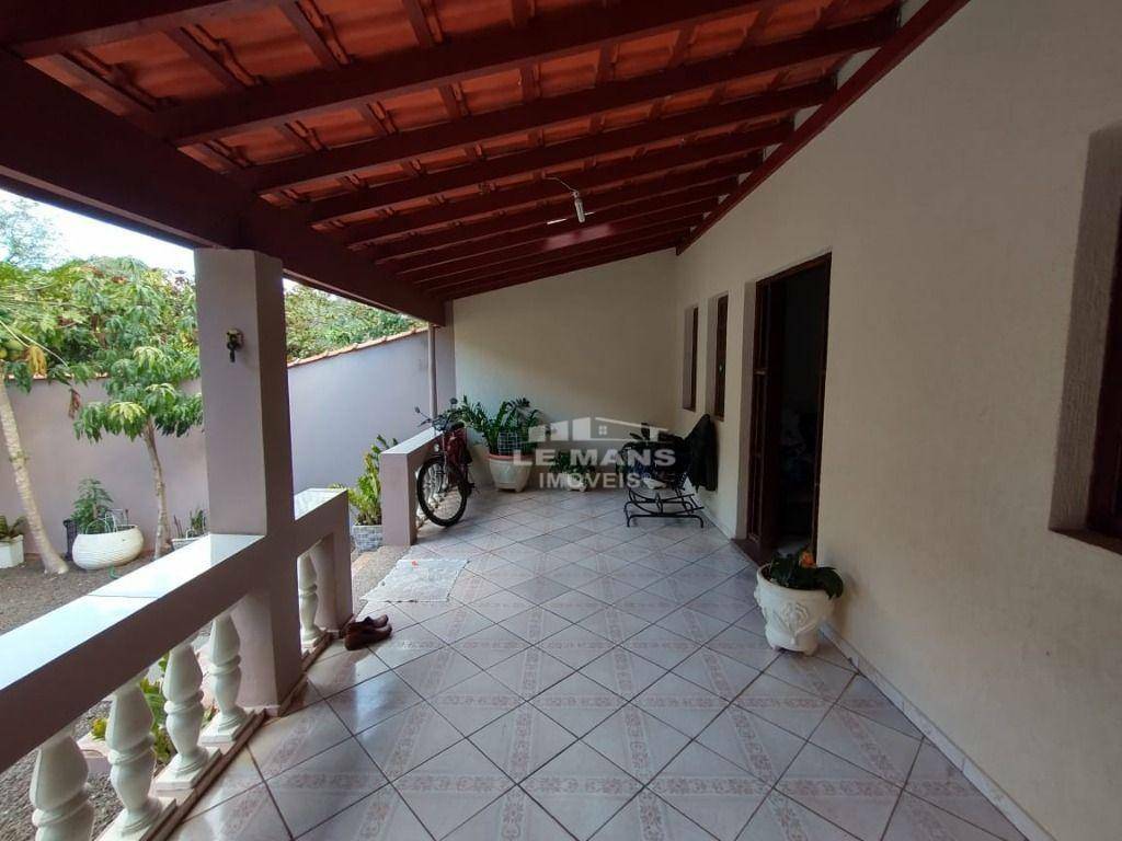 Casa à venda com 3 quartos, 215m² - Foto 2