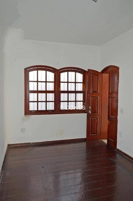 Casa à venda com 4 quartos, 130m² - Foto 9