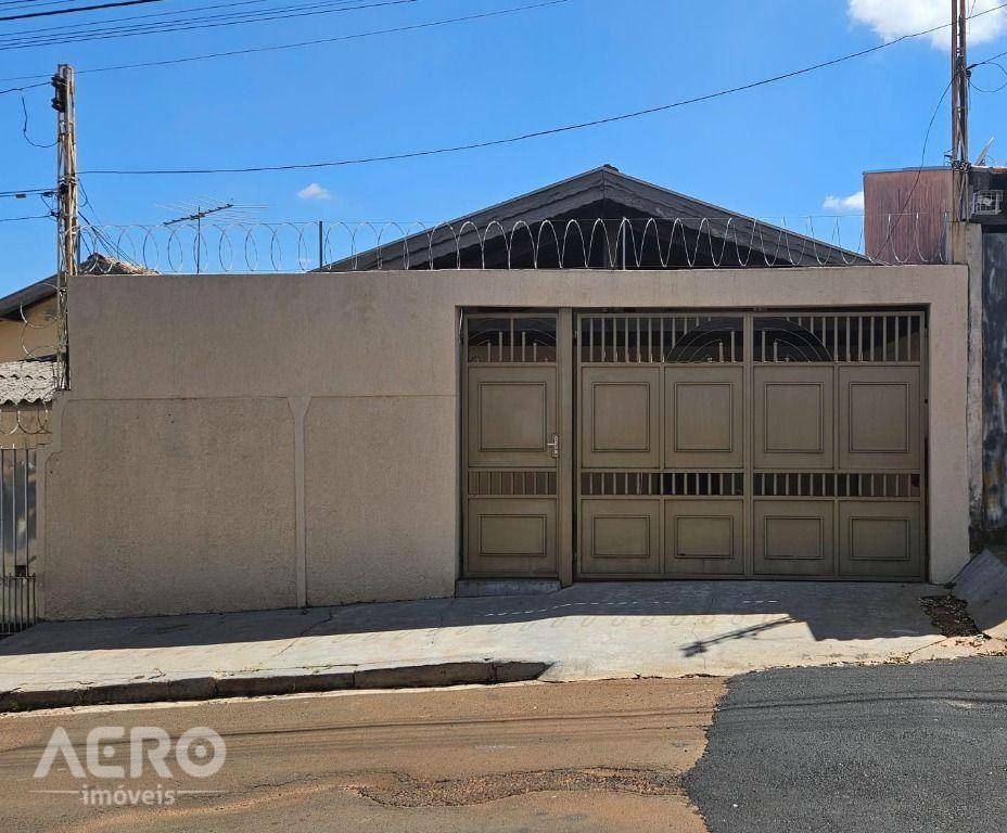 Casa à venda com 2 quartos, 108m² - Foto 1