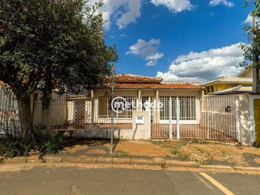 Casa à venda com 3 quartos, 225m² - Foto 1