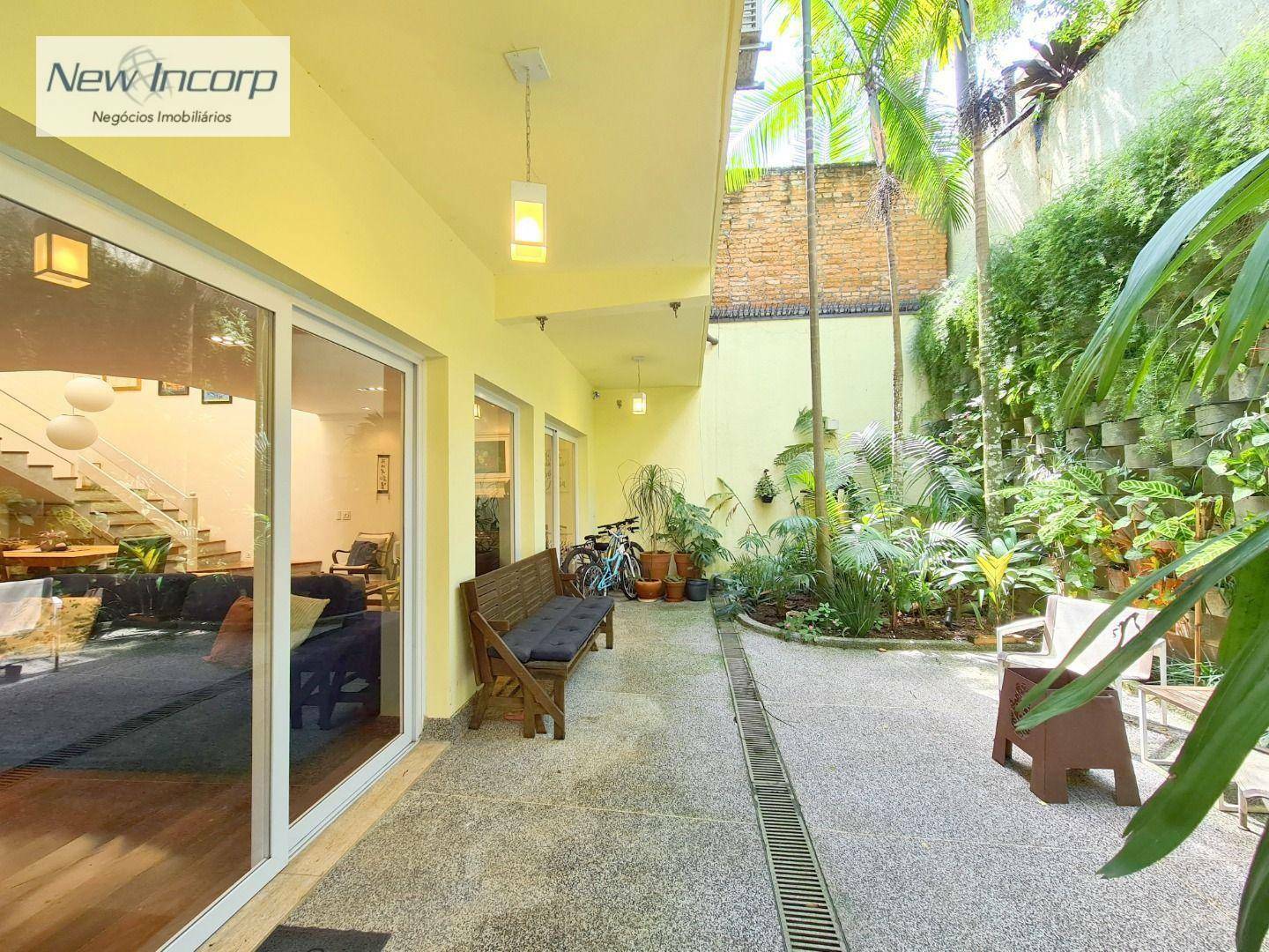 Casa à venda com 3 quartos, 228m² - Foto 1