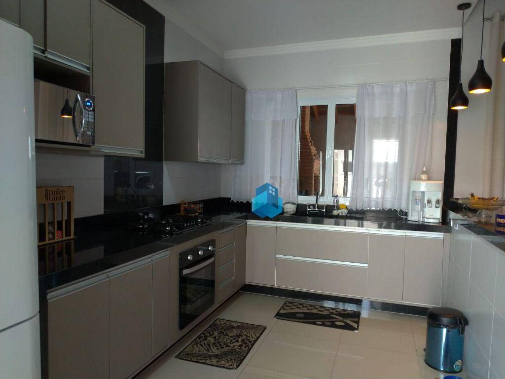 Casa à venda com 3 quartos, 132m² - Foto 1