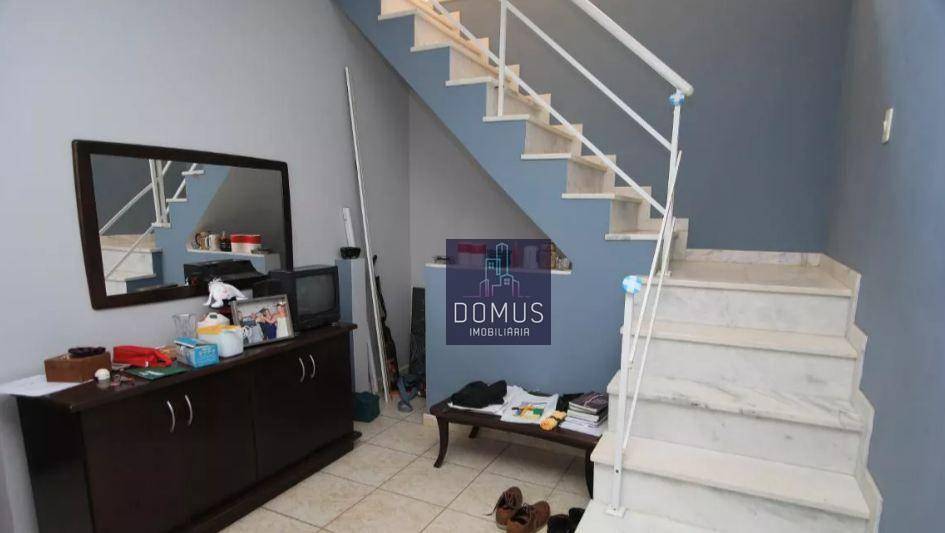 Casa à venda com 4 quartos, 240m² - Foto 1