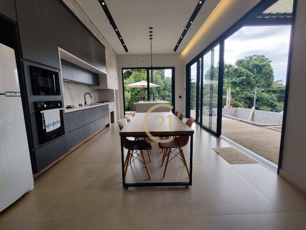 Casa de Condomínio à venda com 4 quartos, 390m² - Foto 2