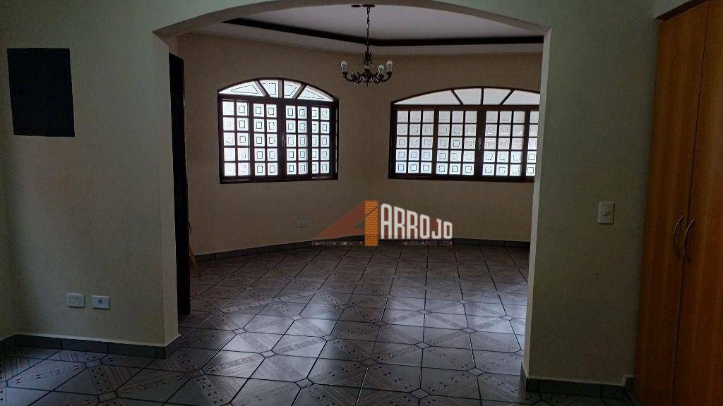 Sobrado à venda com 3 quartos, 220m² - Foto 1