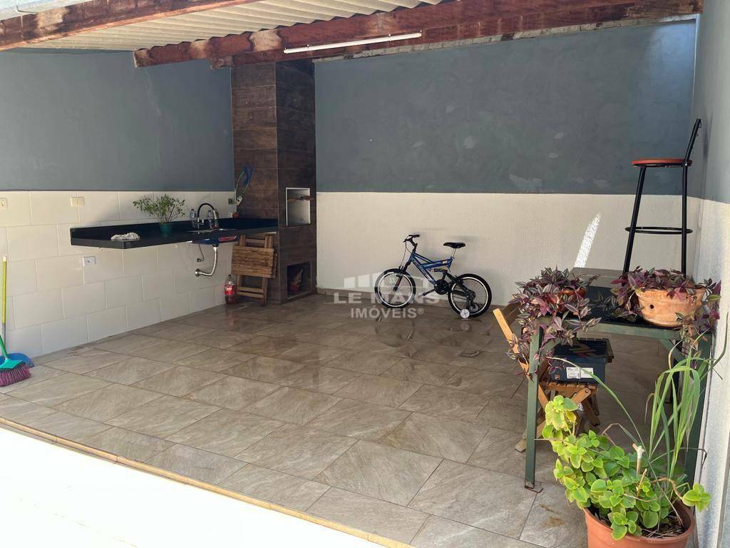 Casa à venda com 3 quartos, 241m² - Foto 1