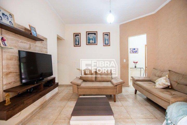 Casa à venda com 3 quartos, 221m² - Foto 2