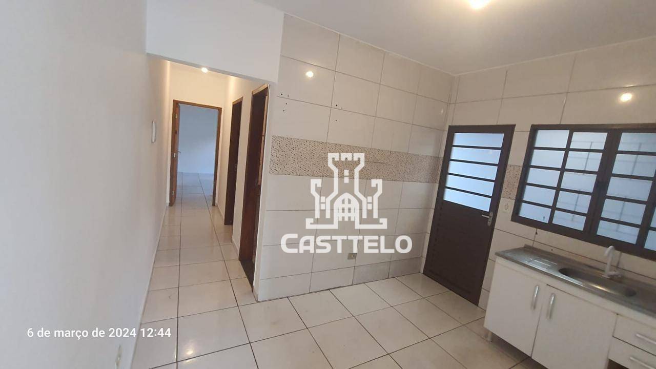 Casa à venda com 2 quartos, 60m² - Foto 4