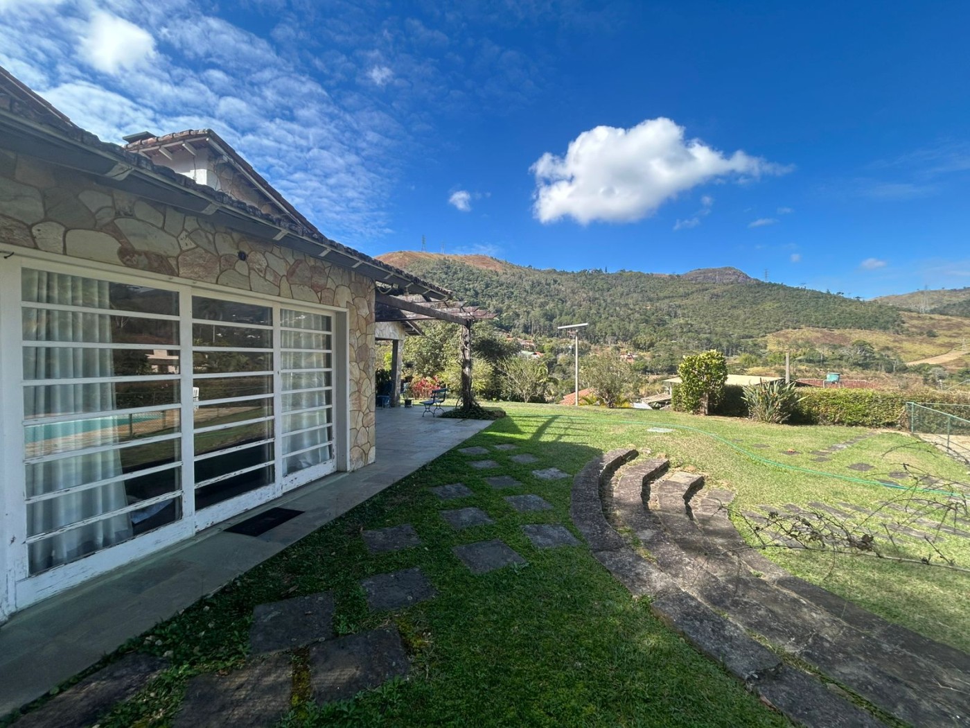 Casa à venda com 5 quartos, 350m² - Foto 1