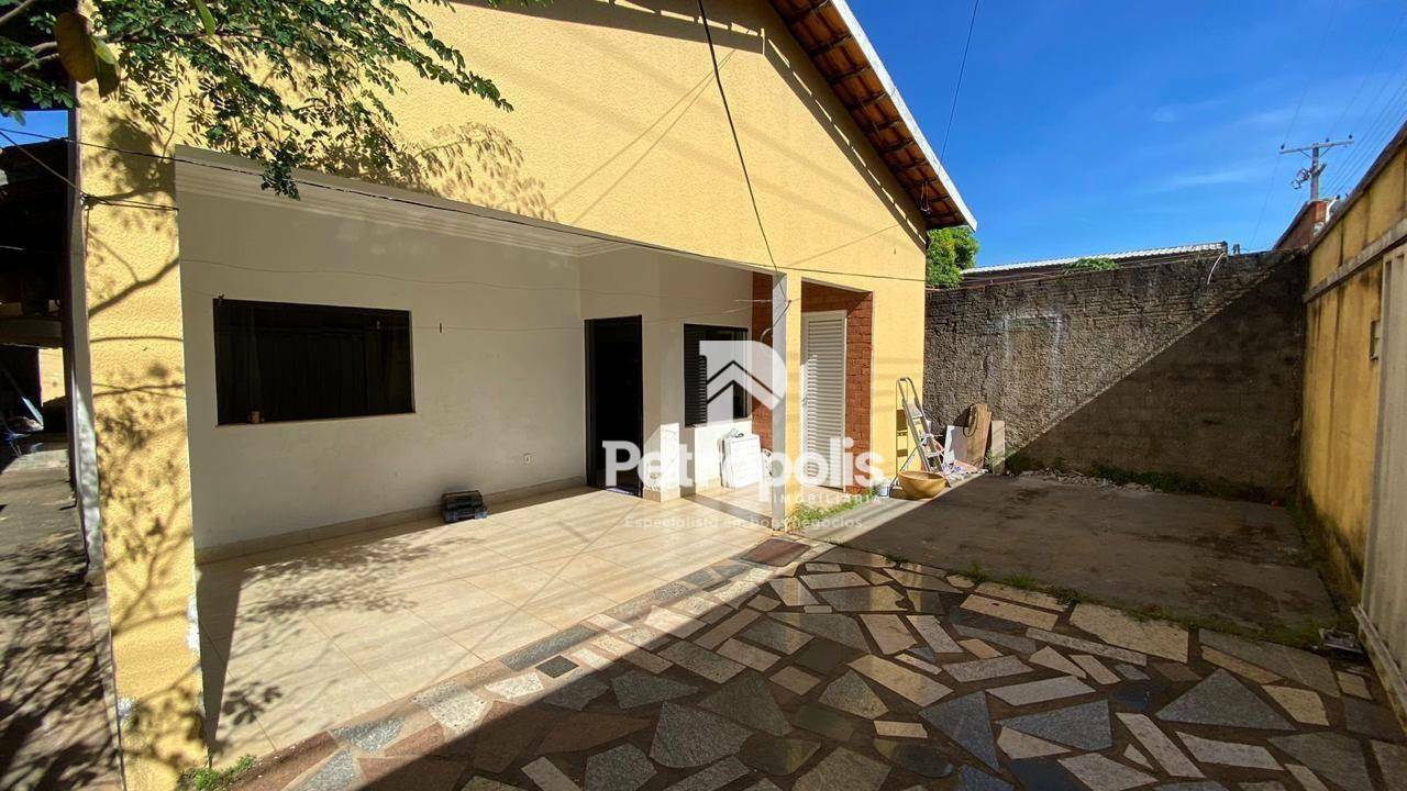 Casa à venda com 2 quartos, 170m² - Foto 1