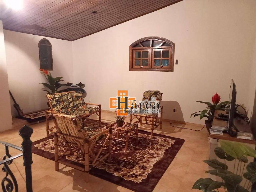Casa à venda com 3 quartos, 243m² - Foto 1