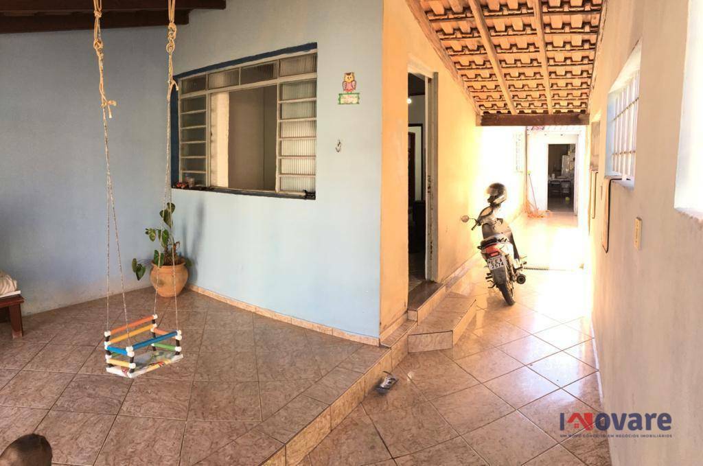 Casa à venda com 3 quartos, 215m² - Foto 1