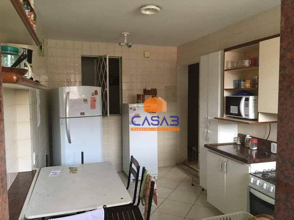 Casa à venda com 6 quartos, 200m² - Foto 2