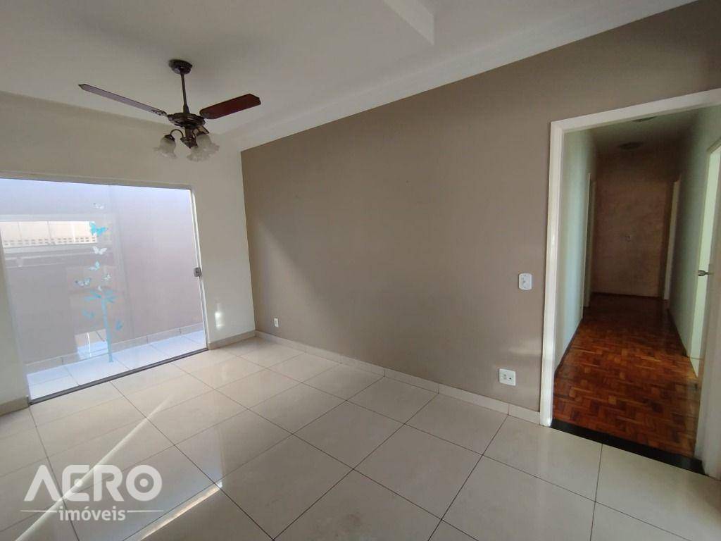 Casa para alugar com 3 quartos, 210m² - Foto 8
