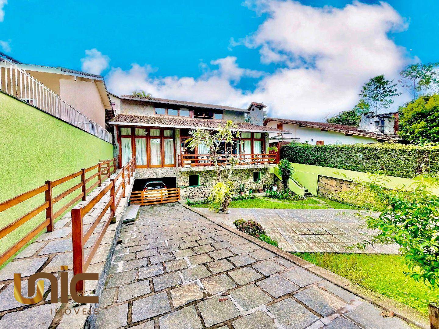 Casa à venda com 4 quartos, 220m² - Foto 1