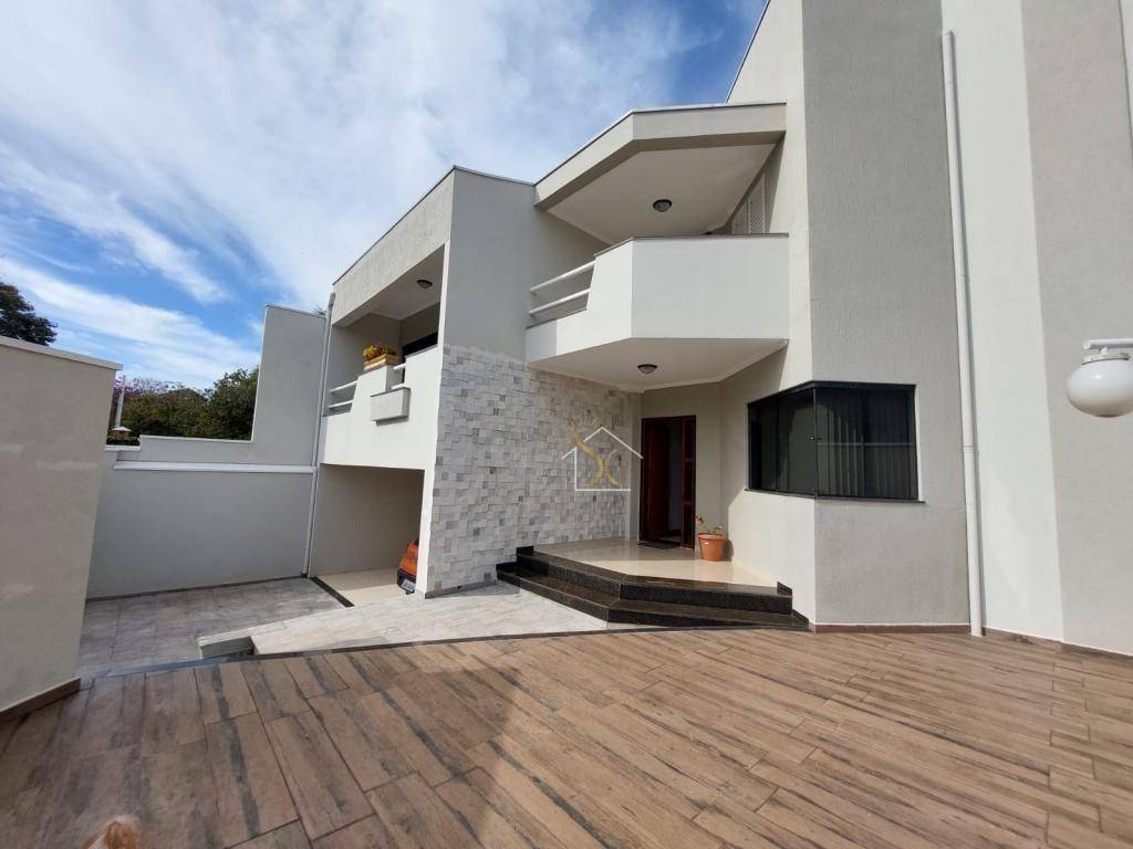 Casa à venda com 3 quartos, 295m² - Foto 1