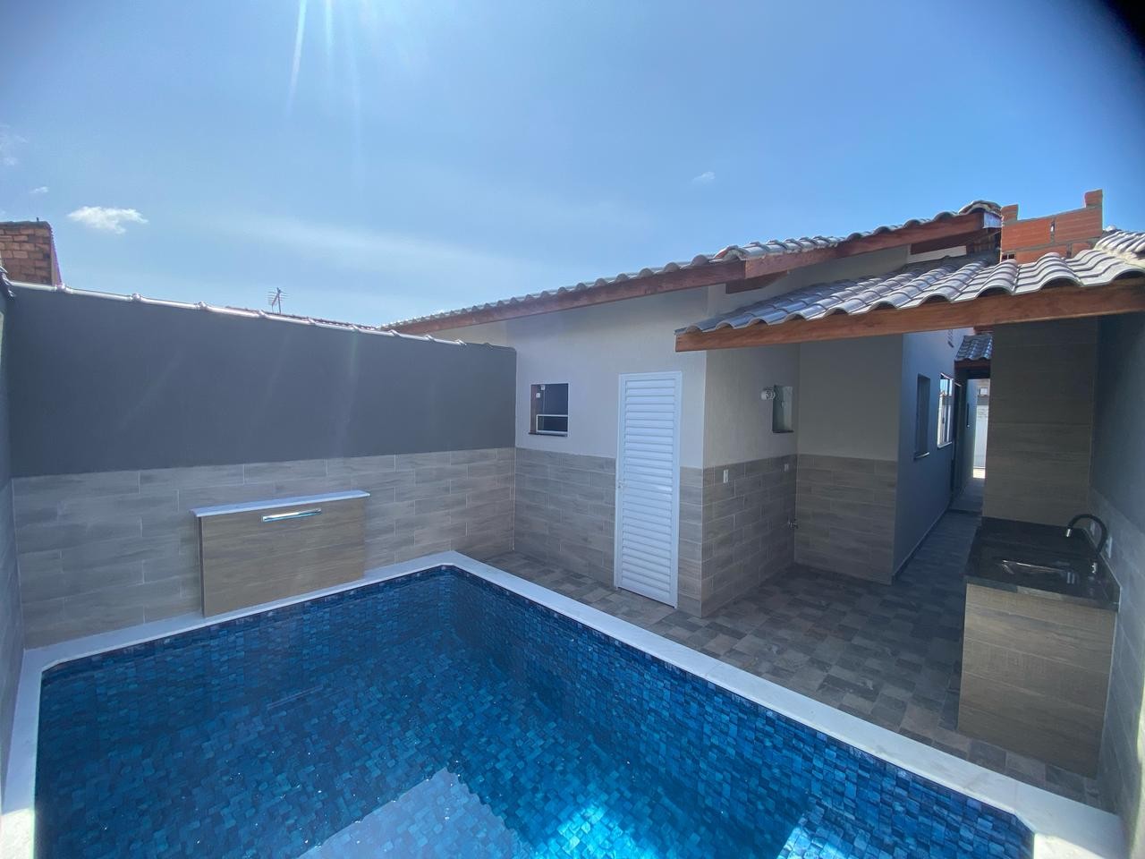 Casa à venda com 2 quartos, 150m² - Foto 1