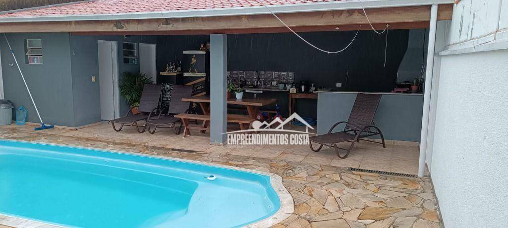 Casa à venda com 3 quartos, 211m² - Foto 1