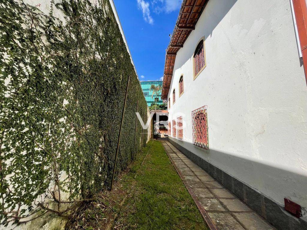 Casa, 6 quartos, 288 m² - Foto 1