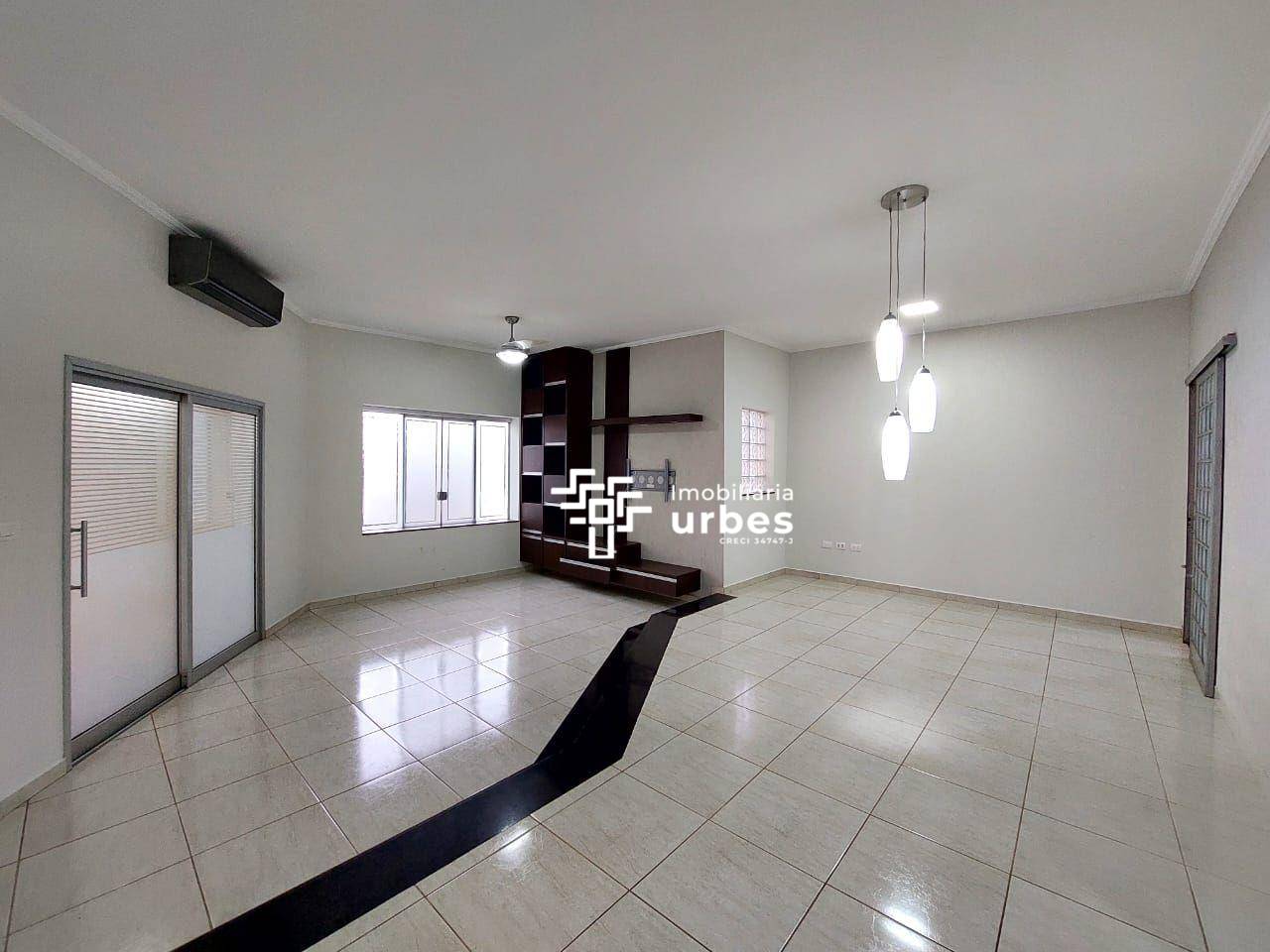 Casa para alugar com 3 quartos, 209m² - Foto 1