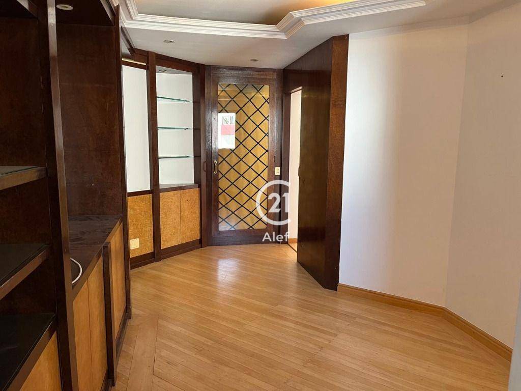 Apartamento à venda com 3 quartos, 240m² - Foto 3