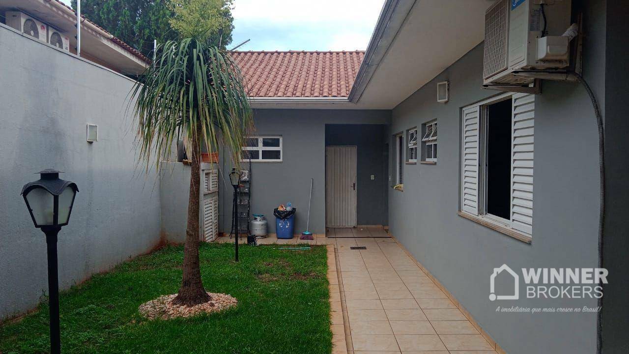 Casa à venda com 3 quartos, 220m² - Foto 2