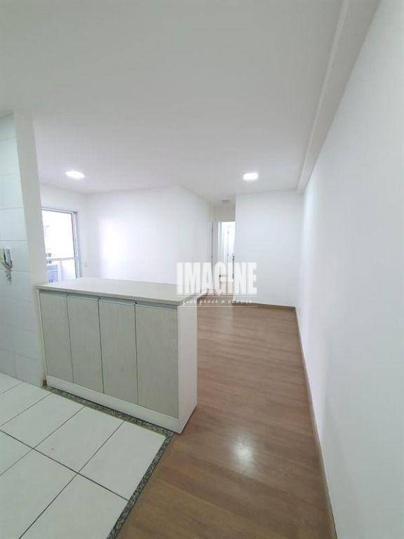 Apartamento à venda com 2 quartos, 60m² - Foto 2