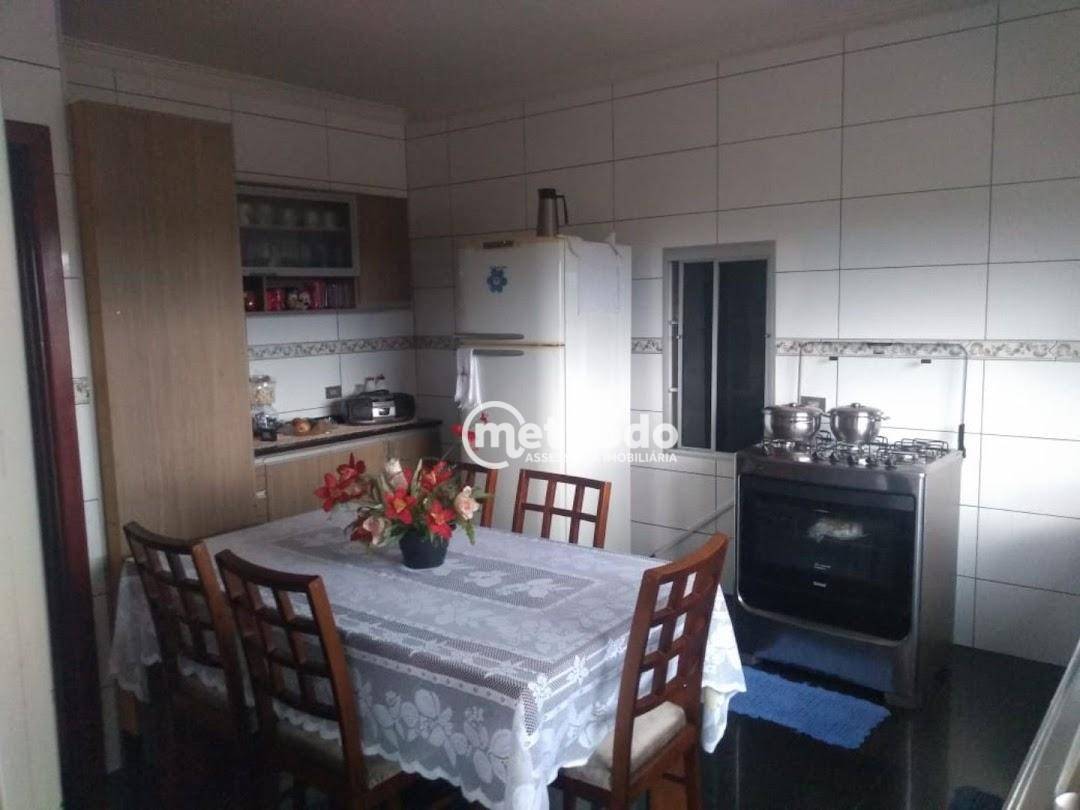 Casa à venda com 4 quartos, 250m² - Foto 2