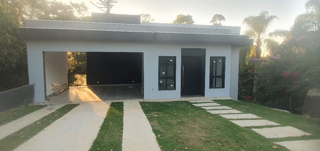 Casa de Condomínio à venda com 4 quartos, 240m² - Foto 1