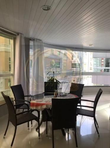 Apartamento à venda com 3 quartos, 140m² - Foto 2