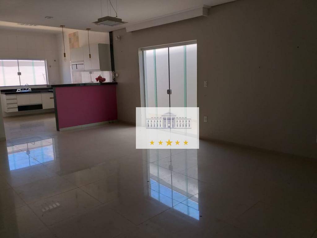 Casa à venda com 3 quartos, 192m² - Foto 1