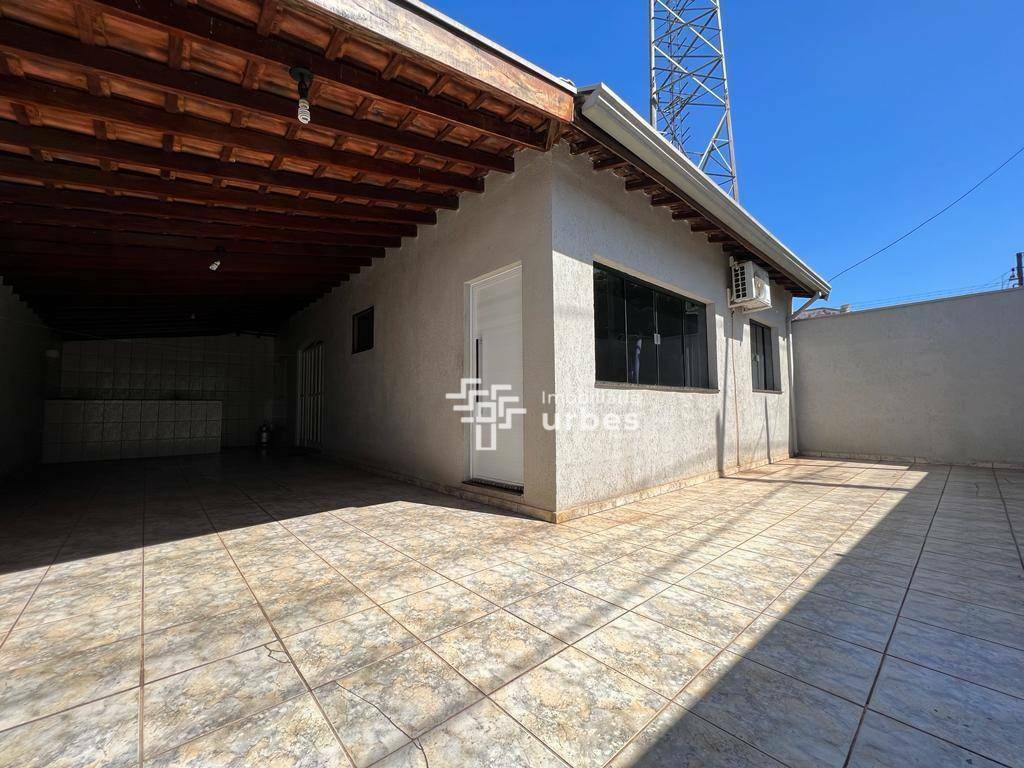 Casa à venda com 2 quartos, 108m² - Foto 2