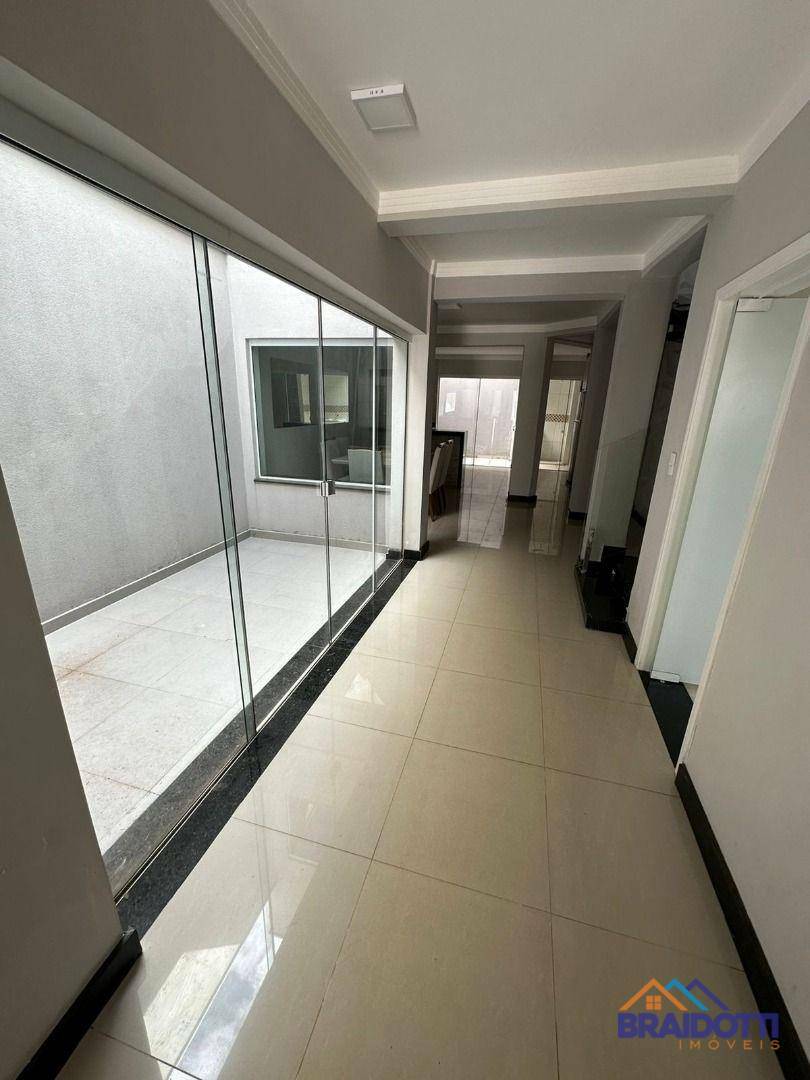 Casa à venda com 3 quartos, 202m² - Foto 2