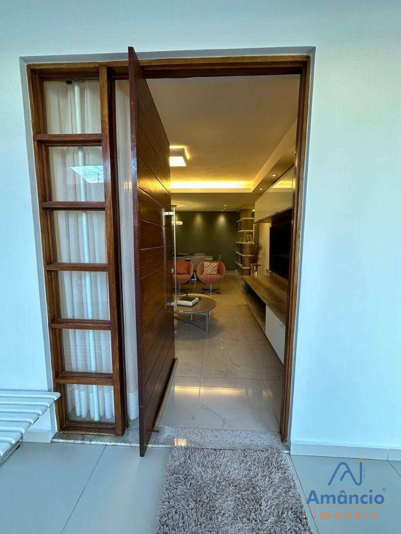 Casa à venda com 3 quartos, 210m² - Foto 2