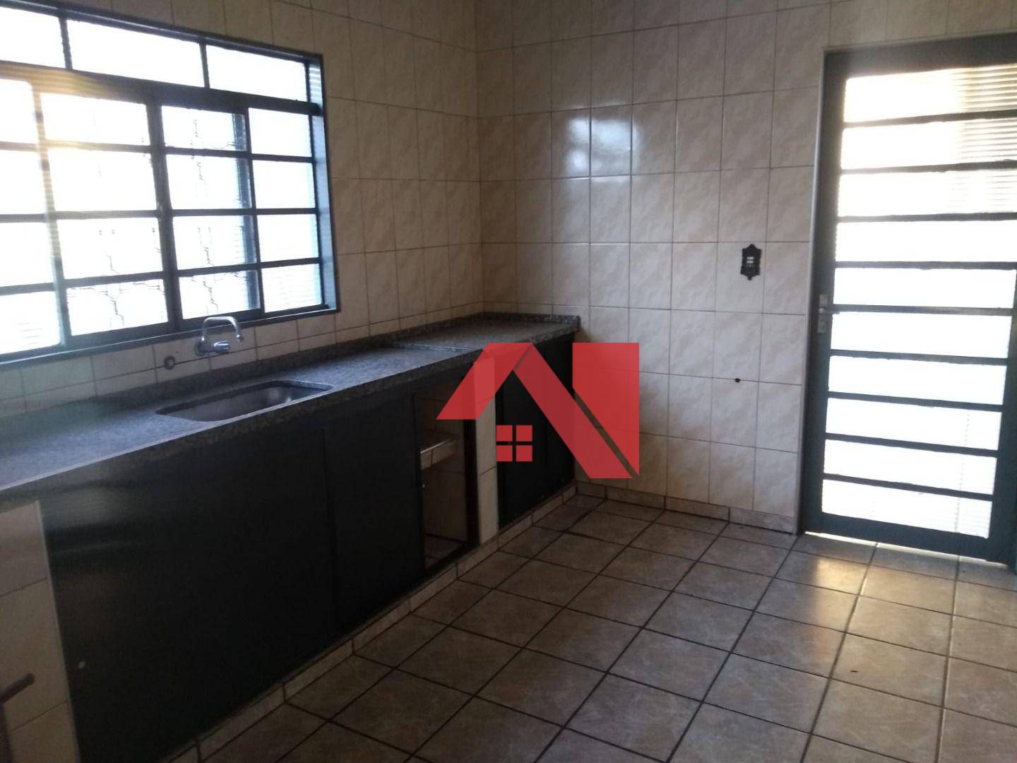 Casa à venda com 2 quartos, 80m² - Foto 1