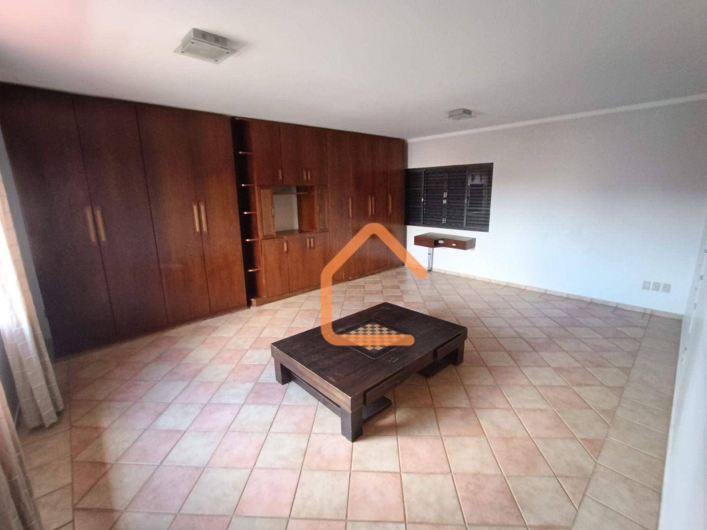 Casa para alugar com 4 quartos, 378m² - Foto 13