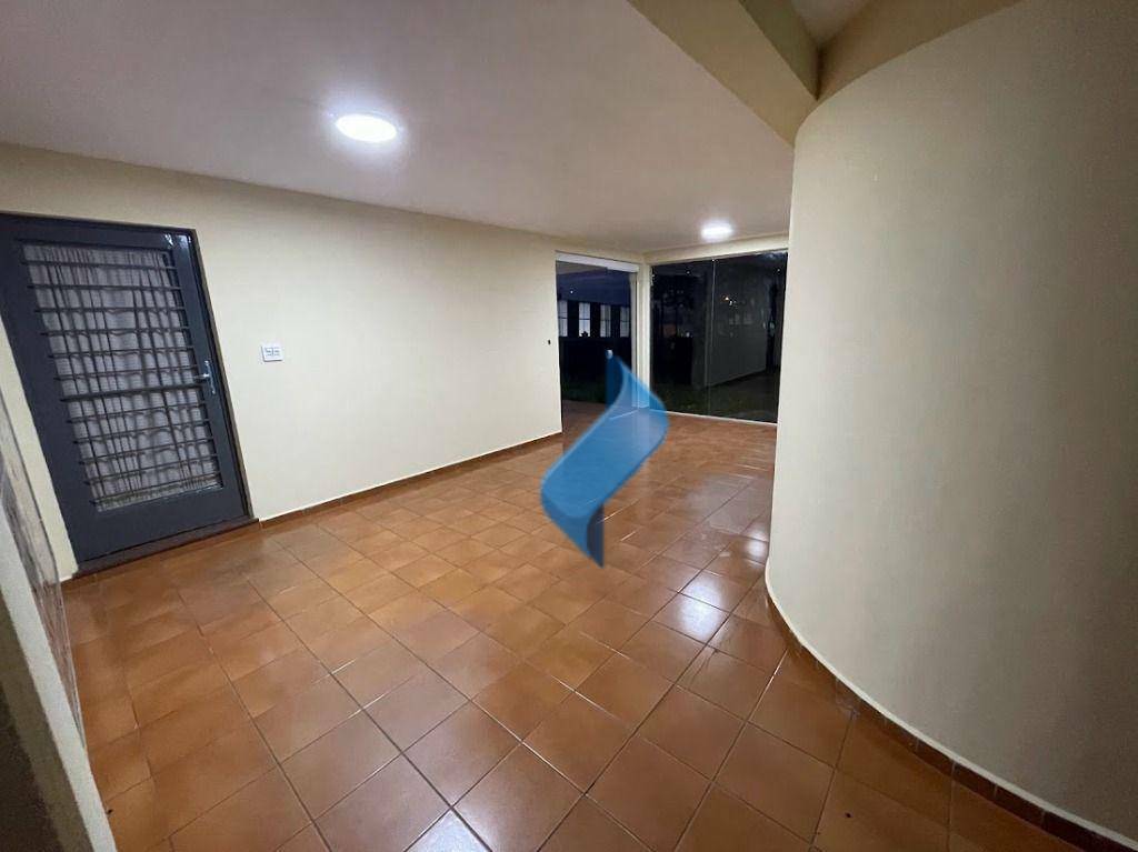 Casa para alugar com 6 quartos, 450m² - Foto 13