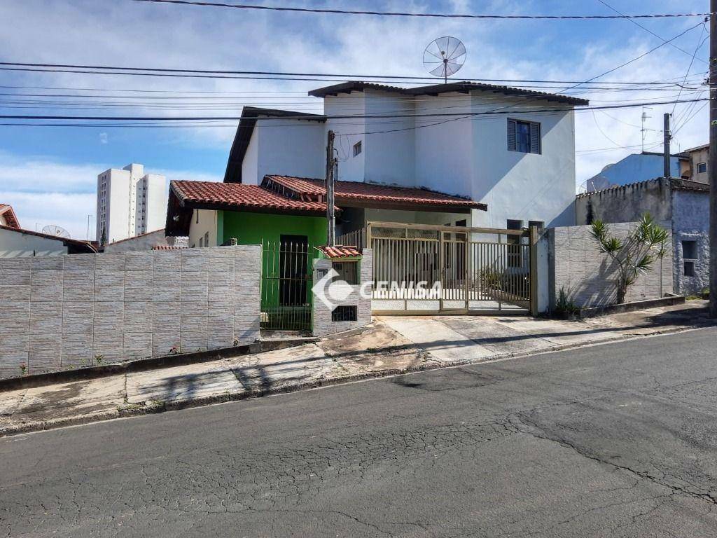 Casa à venda com 3 quartos, 300m² - Foto 1