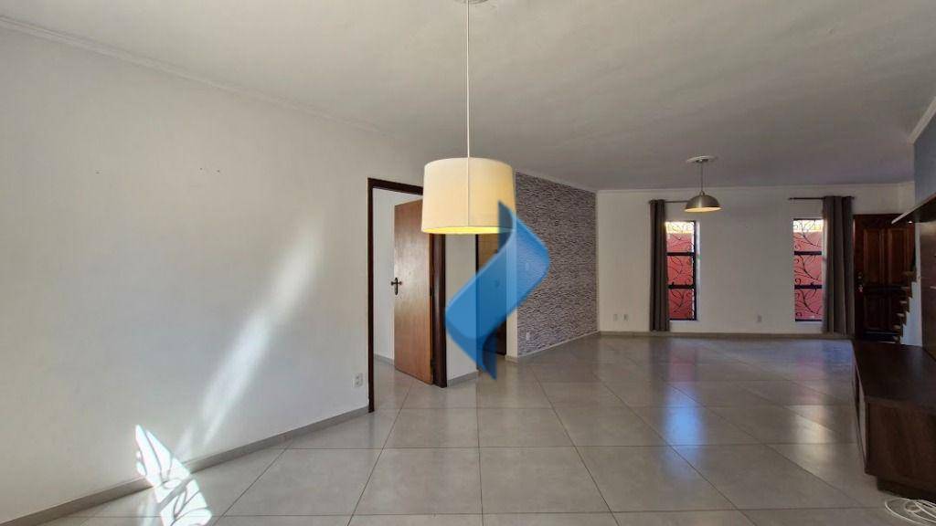 Casa para alugar com 4 quartos, 250m² - Foto 10