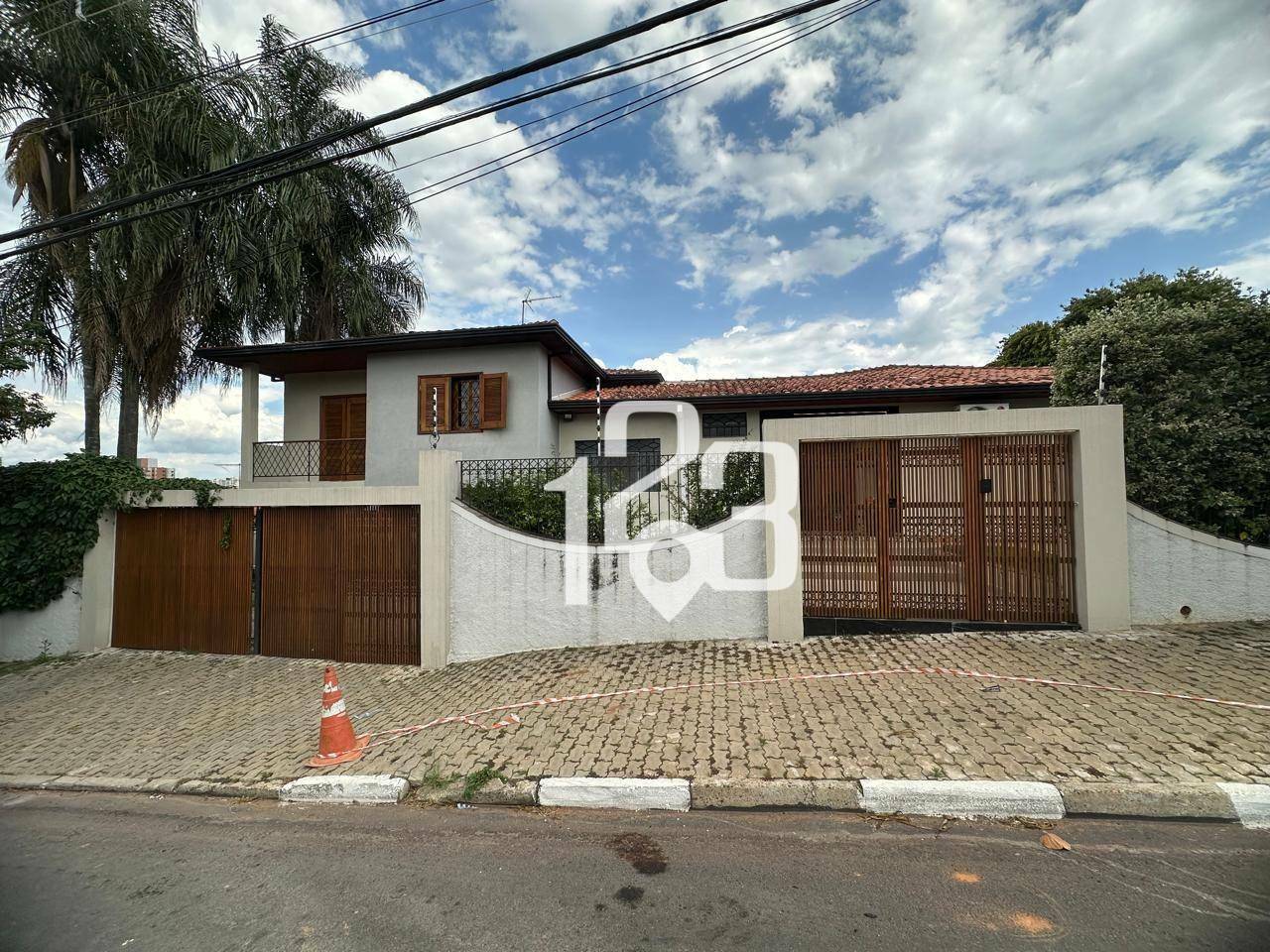 Casa à venda com 3 quartos, 210m² - Foto 2