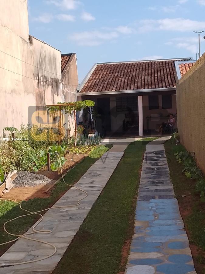 Casa à venda com 2 quartos, 100m² - Foto 1