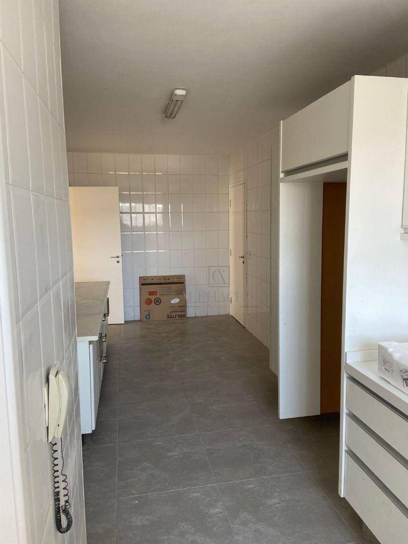 Apartamento para alugar com 3 quartos, 165m² - Foto 16