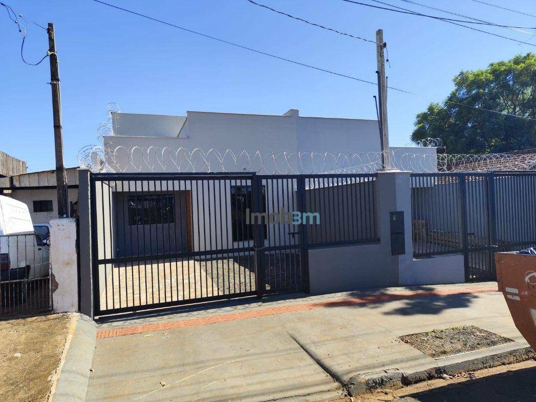 Casa à venda com 3 quartos, 91m² - Foto 1