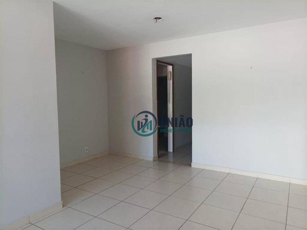 Apartamento à venda com 2 quartos, 70m² - Foto 3