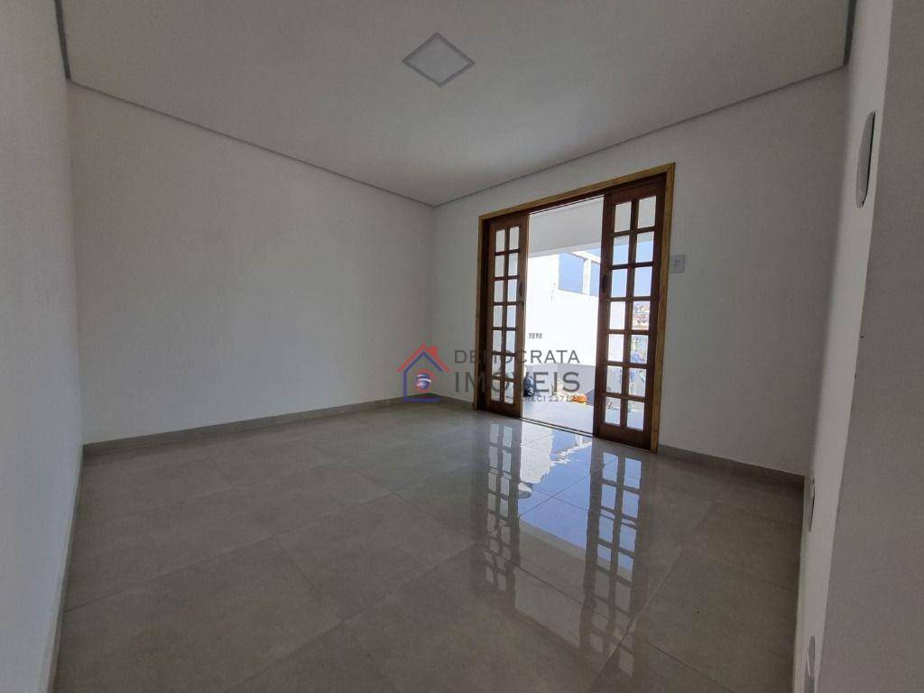 Casa à venda com 3 quartos, 62m² - Foto 4